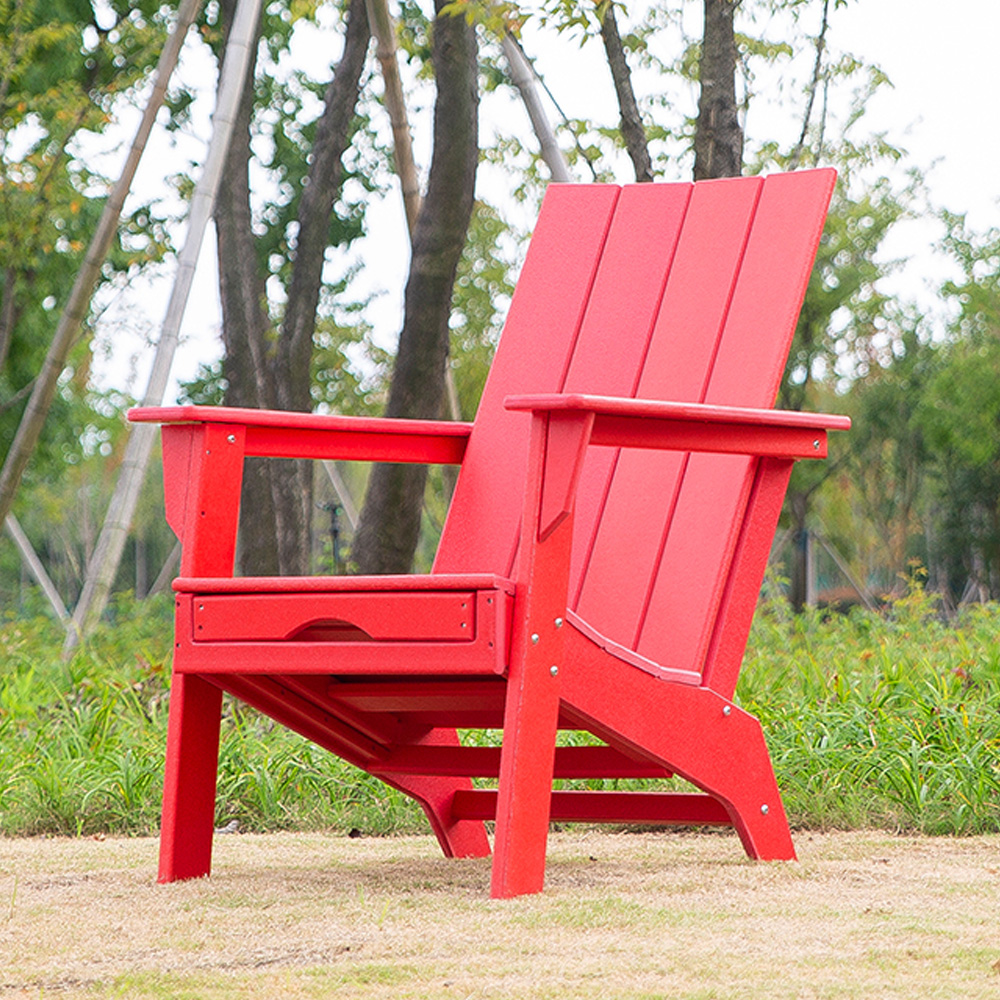 In che modo il materiale HDPE garantisce la resistenza agli urti del prodotto durante la produzione della sedia Adirondack